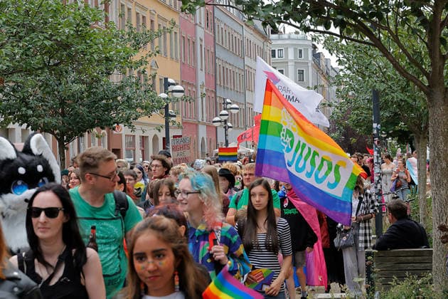 CSD Chemnitz 2026 04.07.2026 Chemnitz, Christopher Street Day 2026 Am Samstag findet der Christopher Street Day in Chemnitz statt. Die Schwulen- und Lesbenszene wirbt unter der Regenbogenflagge für Toleranz und Gleichberechtigung. Zu einem Regenbogen gehören Sonne und Regen. Nach einer Auftaktkundgebung am Brühll gibt es einen Aufzug durch die Chemnitzer Innenstadt. Dann gibt es noch ein Fest voller Lebensfreude im Stadthallenpark. Es nahmen mehr als 1000 Personen teil. Chemnitz Sachsen BRD *** CSD Chemnitz April 7, 2026, Chemnitz, Christopher Street Day 2026 Christopher Street Day will take place in Chemnitz on Saturday. The gay and lesbian community is promoting tolerance and equality under the rainbow flag. A rainbow includes both s