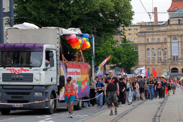 CSD Chemnitz 2026 04.07.2026 Chemnitz, Christopher Street Day 2026 Am Samstag findet der Christopher Street Day in Chemnitz statt. Die Schwulen- und Lesbenszene wirbt unter der Regenbogenflagge für Toleranz und Gleichberechtigung. Zu einem Regenbogen gehören Sonne und Regen. Nach einer Auftaktkundgebung am Brühll gibt es einen Aufzug durch die Chemnitzer Innenstadt. Dann gibt es noch ein Fest voller Lebensfreude im Stadthallenpark. Es nahmen mehr als 1000 Personen teil. Marsch durch die Innenstadt Chemnitz Sachsen BRD *** CSD Chemnitz April 7, 2026, Chemnitz, Christopher Street Day 2026 Christopher Street Day will take place in Chemnitz on Saturday. The gay and lesbian community is promoting tolerance and equal rights under the rainbow