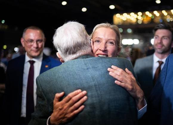 AFD - BUNDESPARTEITAG 2026 IN DER MESSE ERFURT ** NUR FÜR REDAKTIONELLE ZWECKE ** EDITORIAL USE ONLY **<p>04 07 2026-Erfurt: Bundesparteitag der AfD (Alternative für Deutschland) Auf dem Parteitag soll unter anderem der Bundesvorstand der AfD neu gewählt werden. im Foto: Dr. Alexander Gauland gratuliert Alice Weidel, Bundesvorsitzende und Fraktionsvorsitzende der AfD, nach ihrer erneuten Wahl zur Bundesvorsitzenden. ( Deutschland Thueringen Erfurt Copyright: SaschaxFromm *** AFD NATIONAL PARTY CONVENTION 2026 AT THE ERFURT EXHIBITION CENTER ** FOR EDITORIAL USE ONLY ** EDITORIAL USE ONLY ** July 4, 2026 Erfurt Federal Party Convention of the AfD (Alternative for Germany) Among other things, the AfD’s Federal Executive Board is t Copyright: SaschaxFromm doc86kkml941x572aikocg ,EDITORIAL USE ONLY