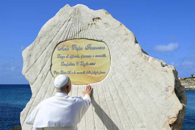 Pope Leo XIV Visits Lampedusa - Italy Pope Leo XIV blesses the stele renaming Lampedusa s well-known Favarolo Pier as ‘Pope Francis Pier’ on the southern Italian island of Lampedusa on July 4, 2026 during a pastoral visit to the island at the crossroads of migrations routes from North Africa to Europe. Pope Leo XIV condemned the brutal treatment of migrants and refugees and the loss of life at sea, urging the world to concretely and compassionately respond to the ‘enormity of suffering’. Photo by (EV) Simone Risoluti Vatican Media ABACAPRESS.COM Lampedusa Italy  Copyright: xABACAx