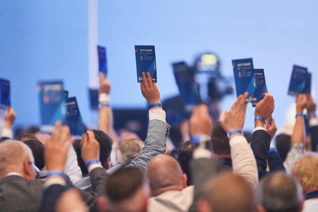 Erfurt, Thüringen, Deutschland, 04.07.2026: Messe: AfD-Bundesparteitag: Delegierte heben ihre Stimmkarte *** Erfurt, Thuringia, Germany, July 4, 2026: AfD National Party Convention—Delegates raise their voting cards Copyright: xdtsxNachrichtenagenturx dts_126342