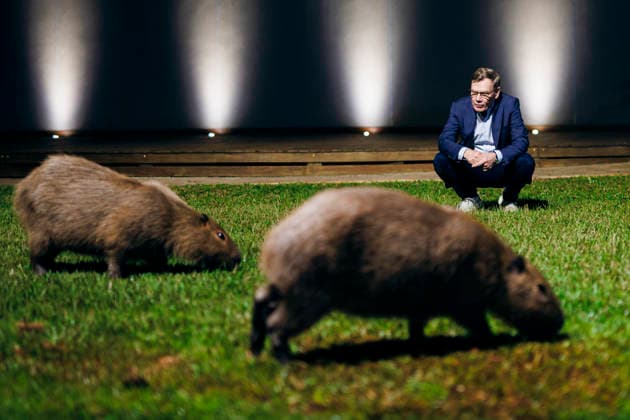 News Themen der Woche KW27 Johann Wadephul (CDU), Bundesaussenminister, aufgenommen zusammen mit Capybara in Brasilia, 03.07.2026. Fotografiert im Auftrag des Auswaertigen Amtes (AA) Brasilia Brasilien *** Johann Wadephul (CDU), Federal Foreign Minister, pictured with a capybara in Brasília, July 3, 2026. Photographed on behalf of the Federal Foreign Office (AA) in Brasília, Brazil. Copyright: xFelixxZahnx