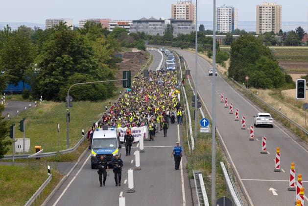 Wegen des AfD-Bundesparteitags am Wochenende in Erfurt fanden am Samstag (04.07.2026) zahlreiche Blockaden und Kundgebungen statt. Das Aktionsbuendnis Widersetzen hatte die Blockade saemtlicher Zufahrtswege zum Veranstaltungsort im Messezentrum angekuendigt. (Foto: A71) Ab 5.30 Uhr am Samstag sollten die Anfahrtsstrassen zur Messe besetzt werden. Das Aktionsbuendnis rechnet mit rund 10.000 beteiligten Demonstrierenden. Nach Angaben der Stadtverwaltung vom Freitagabend sind mehr als 30 Versammlungen von Gegnern der AfD im gesamten Stadtgebiet angemeldet worden. Getragen werden die Proteste von einem Buendnis aus Parteien, Gewerkschaften, Kirchen und zivilgesellschaftlichen Organisationen. Viele Delegierte erreichten die Messe bereits vor d Copyright: epd-bild Paul-PhilippxBraun 04062026-ppb--108