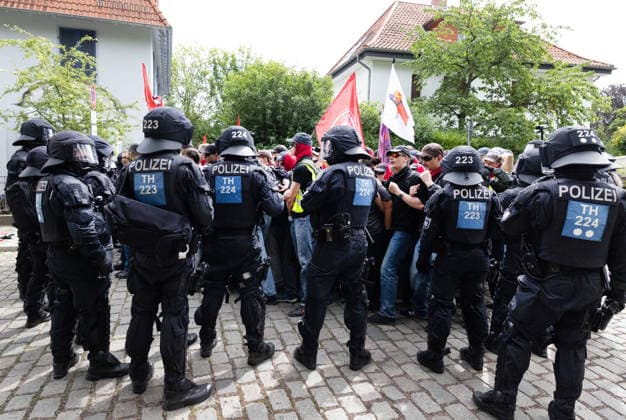Wegen des AfD-Bundesparteitags am Wochenende in Erfurt fanden am Samstag (04.07.2026) zahlreiche Blockaden und Kundgebungen statt. Das Aktionsbuendnis Widersetzen hatte die Blockade saemtlicher Zufahrtswege zum Veranstaltungsort im Messezentrum angekuendigt. Ab 5.30 Uhr am Samstag sollten die Anfahrtsstrassen zur Messe besetzt werden. Das Aktionsbuendnis rechnet mit rund 10.000 beteiligten Demonstrierenden. Nach Angaben der Stadtverwaltung vom Freitagabend sind mehr als 30 Versammlungen von Gegnern der AfD im gesamten Stadtgebiet angemeldet worden. Getragen werden die Proteste von einem Buendnis aus Parteien, Gewerkschaften, Kirchen und zivilgesellschaftlichen Organisationen. Viele Delegierte erreichten die Messe bereits vor den angekuend Copyright: epd-bild Paul-PhilippxBraun 04062026-ppb--114
