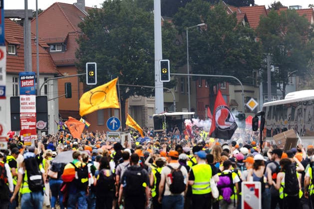 Wegen des AfD-Bundesparteitags am Wochenende in Erfurt fanden am Samstag (04.07.2026) zahlreiche Blockaden und Kundgebungen statt. Das Aktionsbuendnis Widersetzen hatte die Blockade saemtlicher Zufahrtswege zum Veranstaltungsort im Messezentrum angekuendigt. Ab 5.30 Uhr am Samstag sollten die Anfahrtsstrassen zur Messe besetzt werden. Das Aktionsbuendnis rechnet mit rund 10.000 beteiligten Demonstrierenden. Nach Angaben der Stadtverwaltung vom Freitagabend sind mehr als 30 Versammlungen von Gegnern der AfD im gesamten Stadtgebiet angemeldet worden. Getragen werden die Proteste von einem Buendnis aus Parteien, Gewerkschaften, Kirchen und zivilgesellschaftlichen Organisationen. Viele Delegierte erreichten die Messe bereits vor den angekuend Copyright: epd-bild Paul-PhilippxBraun 04062026-ppb--81