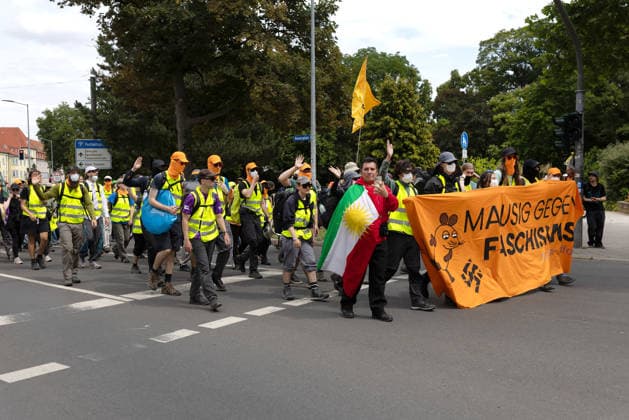 Wegen des AfD-Bundesparteitags am Wochenende in Erfurt fanden am Samstag (04.07.2026) zahlreiche Blockaden und Kundgebungen statt. Das Aktionsbuendnis Widersetzen hatte die Blockade saemtlicher Zufahrtswege zum Veranstaltungsort im Messezentrum angekuendigt. Ab 5.30 Uhr am Samstag sollten die Anfahrtsstrassen zur Messe besetzt werden. Das Aktionsbuendnis rechnet mit rund 10.000 beteiligten Demonstrierenden. Nach Angaben der Stadtverwaltung vom Freitagabend sind mehr als 30 Versammlungen von Gegnern der AfD im gesamten Stadtgebiet angemeldet worden. Getragen werden die Proteste von einem Buendnis aus Parteien, Gewerkschaften, Kirchen und zivilgesellschaftlichen Organisationen. Viele Delegierte erreichten die Messe bereits vor den angekuend Copyright: epd-bild Paul-PhilippxBraun 04062026-ppb--85