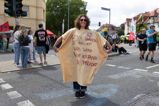 Wegen des AfD-Bundesparteitags am Wochenende in Erfurt fanden am Samstag (04.07.2026) zahlreiche Blockaden und Kundgebungen statt. Das Aktionsbuendnis Widersetzen hatte die Blockade saemtlicher Zufahrtswege zum Veranstaltungsort im Messezentrum angekuendigt. Ab 5.30 Uhr am Samstag sollten die Anfahrtsstrassen zur Messe besetzt werden. Das Aktionsbuendnis rechnet mit rund 10.000 beteiligten Demonstrierenden. Nach Angaben der Stadtverwaltung vom Freitagabend sind mehr als 30 Versammlungen von Gegnern der AfD im gesamten Stadtgebiet angemeldet worden. Getragen werden die Proteste von einem Buendnis aus Parteien, Gewerkschaften, Kirchen und zivilgesellschaftlichen Organisationen. Viele Delegierte erreichten die Messe bereits vor den angekuend Copyright: epd-bild Paul-PhilippxBraun 04062026-ppb--87