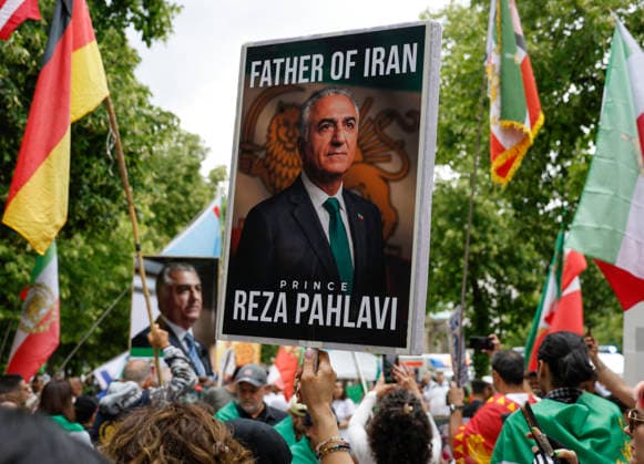 Iran Demonstration an der US Botschaft Zum 250. Jahrestag der amerikanischen Unabhängigkeit demonstrieren Iraner mit Bildern von Reza Pahlavi an der ameriikanischen Botschaft in Berlin. Die Iraner fordern das Ende des islamistischn Terroregimes im Iran, 04.07.2026. Berlin Berlin Deutschland *** Iran: Protest at the U.S. Embassy On the 250th anniversary of American independence, Iranians are protesting with pictures of Reza Pahlavi at the U.S. Embassy in Berlin. The Iranians are calling for an end to the Islamist terrorist regime in Iran, July 4, 2026, Berlin, Germany