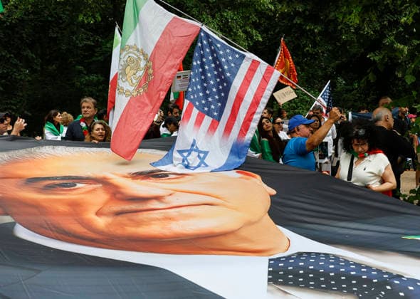 Iran Demonstration an der US Botschaft Zum 250. Jahrestag der amerikanischen Unabhängigkeit demonstrieren Iraner mit Bildern von Reza Pahlavi und israelischen und amerikanischen Flaggen an der ameriikanischen Botschaft in Berlin. Die Iraner fordern Demokratie und das Ende des islamistischn Terroregimes im Iran, 04.07.2026. Berlin Berlin Deutschland *** Iran: Protest at the U.S. Embassy On the 250th anniversary of American independence, Iranians are protesting at the U.S. Embassy in Berlin, carrying pictures of Reza Pahlavi and Israeli and American flags. The Iranians are calling for democracy and an end to the Islamist terrorist regime in Iran, July 4, 2026, Berlin, Germany