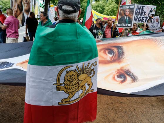 Iran Demonstration an der US Botschaft Zum 250. Jahrestag der amerikanischen Unabhängigkeit demonstrieren Iraner mit Bildern von Reza Pahlavi und israelischen und amerikanischen Flaggeni an derameriikanischen Botschaft in Berlin. Die Iraner fordern Demokratie und das Ende des islamistischn Terroregimes im Iran, 04.07.2026. Berlin Berlin Deutschland *** Iran: Protest at the U.S. Embassy On the 250th anniversary of American independence, Iranians are protesting at the U.S. Embassy in Berlin, carrying pictures of Reza Pahlavi and Israeli and American flags. The Iranians are calling for democracy and an end to the Islamist terrorist regime in Iran, July 4, 2026, Berlin, Germany
