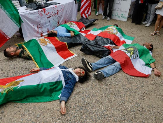 Iran Demonstration an der US Botschaft Zum 250. Jahrestag der amerikanischen Unabhängigkeit demonstrieren Iraner gegen Hinrichtungen im iran an der ameriikanischen Botschaft in Berlin. Die Iraner fordern Demokratie und das Ende des islamistischn Terroregimes im Iran, 04.07.2026. Berlin Berlin Deutschland *** Iran: Protest at the U.S. Embassy On the 250th anniversary of American independence, Iranians are protesting against executions in Iran at the U.S. Embassy in Berlin. The Iranians are calling for democracy and an end to the Islamist terrorist regime in Iran, July 4, 2026, Berlin, Germany