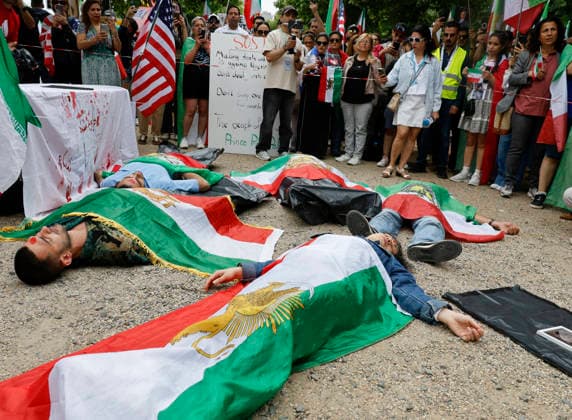 Iran Demonstration an der US Botschaft Zum 250. Jahrestag der amerikanischen Unabhängigkeit demonstrieren Iraner gegen Hinrichtungen im iran an der ameriikanischen Botschaft in Berlin. Die Iraner fordern Demokratie und das Ende des islamistischn Terroregimes im Iran, 04.07.2026. Berlin Berlin Deutschland *** Iran: Protest at the U.S. Embassy On the 250th anniversary of American independence, Iranians are protesting against executions in Iran at the U.S. Embassy in Berlin. The Iranians are calling for democracy and an end to the Islamist terrorist regime in Iran, July 4, 2026, Berlin, Germany