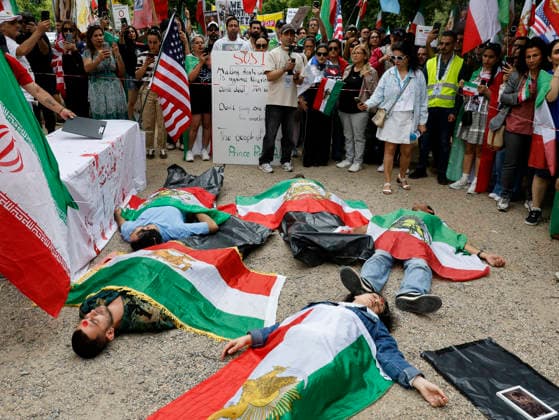 Iran Demonstration an der US Botschaft Zum 250. Jahrestag der amerikanischen Unabhängigkeit demonstrieren Iraner gegen Hinrichtungen im iran an der ameriikanischen Botschaft in Berlin. Die Iraner fordern Demokratie und das Ende des islamistischn Terroregimes im Iran, 04.07.2026. Berlin Berlin Deutschland *** Iran: Protest at the U.S. Embassy On the 250th anniversary of American independence, Iranians are protesting against executions in Iran at the U.S. Embassy in Berlin. The Iranians are calling for democracy and an end to the Islamist terrorist regime in Iran, July 4, 2026, Berlin, Germany