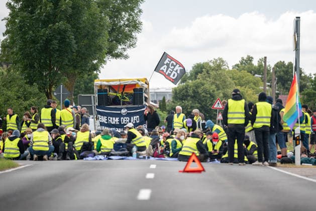 Erfurt Proteste gegen den AfD-Bundesparteitag in Erfurt, 04.07.2026 Im Eine Strassenblockade von Widersetzen in Erfurt. Tausende haben am Samstag, 04.07.2026, in Erfurt gegen den Bundesparteitag der Alternative fuer Deutschland (AfD) demonstriert. Das Buendnis Widersetzen hatte zu Blockaden der Zufahrtswege aufgerufen. Proteste gegen den AfD-Bundesparteitag in Erfurt, 04.07.2026. *** Erfurt: Protests against the AfD National Party Convention in Erfurt, July 4, 2026. A roadblock set up by the Widersetzen coalition in Erfurt. Thousands protested on Saturday, July 4, 2026, in Erfurt against the federal party convention of the Alternative for Germany (AfD). The Widersetzen coalition had called for blockades of the access roads. Protest Copyright: xEibner-Pressefoto FabianxSteffenx EP_FSS