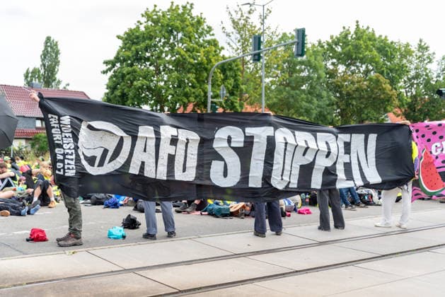 Erfurt Proteste gegen den AfD-Bundesparteitag in Erfurt, 04.07.2026 Im Ein Transparent mit AFD Stoppen bei einer Widersetzen Blockade. Tausende haben am Samstag, 04.07.2026, in Erfurt gegen den Bundesparteitag der Alternative fuer Deutschland (AfD) demonstriert. Das Buendnis Widersetzen hatte zu Blockaden der Zufahrtswege aufgerufen. Proteste gegen den AfD-Bundesparteitag in Erfurt, 04.07.2026. *** Erfurt: Protests against the AfD National Party Convention in Erfurt, July 4, 2026. A banner reading Stop the AfD at a Resist blockade. Thousands protested on Saturday, July 4, 2026, in Erfurt against the federal party convention of the Alternative for Germany (AfD). The Widersetzen alliance had called for blockades of the access roa Copyright: xEibner-Pressefoto FabianxSteffenx EP_FSS
