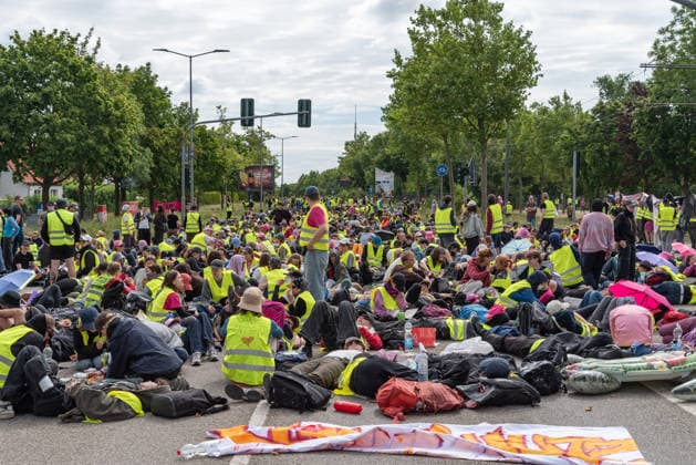 Erfurt Proteste gegen den AfD-Bundesparteitag in Erfurt, 04.07.2026 Im Eine Strassenblockade von Widersetzen in Erfurt. Tausende haben am Samstag, 04.07.2026, in Erfurt gegen den Bundesparteitag der Alternative fuer Deutschland (AfD) demonstriert. Das Buendnis Widersetzen hatte zu Blockaden der Zufahrtswege aufgerufen. Proteste gegen den AfD-Bundesparteitag in Erfurt, 04.07.2026. *** Erfurt: Protests against the AfD National Party Convention in Erfurt, July 4, 2026. A roadblock set up by the Widersetzen alliance in Erfurt. Thousands protested on Saturday, July 4, 2026, in Erfurt against the federal party convention of the Alternative for Germany (AfD). The Widersetzen coalition had called for blockades of the access roads. Protests Copyright: xEibner-Pressefoto FabianxSteffenx EP_FSS