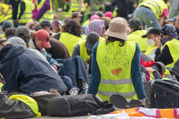 Erfurt Proteste gegen den AfD-Bundesparteitag in Erfurt, 04.07.2026 Im Bei einer Widersetzen-Blockade sitzt eine Person in Warnweste mit dem Schriftzug Danke Antifa und darunter ist ein Herz gemalt. Tausende haben am Samstag, 04.07.2026, in Erfurt gegen den Bundesparteitag der Alternative fuer Deutschland (AfD) demonstriert. Das Buendnis Widersetzen hatte zu Blockaden der Zufahrtswege aufgerufen. Proteste gegen den AfD-Bundesparteitag in Erfurt, 04.07.2026. *** Erfurt: Protests against the AfD National Party Convention in Erfurt, July 4, 2026. During a blockade organized by the Widersetzen coalition, a person wearing a safety vest with the words Danke Antifa sits, with a heart drawn below it. Thousands gathered on Saturday, July Copyright: xEibner-Pressefoto FabianxSteffenx EP_FSS