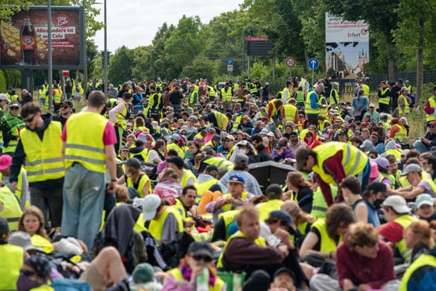 Erfurt Proteste gegen den AfD-Bundesparteitag in Erfurt, 04.07.2026 Im Eine Strassenblockade von Widersetzen in Erfurt. Tausende haben am Samstag, 04.07.2026, in Erfurt gegen den Bundesparteitag der Alternative fuer Deutschland (AfD) demonstriert. Das Buendnis Widersetzen hatte zu Blockaden der Zufahrtswege aufgerufen. Proteste gegen den AfD-Bundesparteitag in Erfurt, 04.07.2026. *** Erfurt: Protests against the AfD National Party Convention in Erfurt, July 4, 2026. A roadblock set up by the Widersetzen alliance in Erfurt. Thousands protested on Saturday, July 4, 2026, in Erfurt against the federal party convention of the Alternative for Germany (AfD). The Widersetzen coalition had called for blockades of the access roads. Protests Copyright: xEibner-Pressefoto FabianxSteffenx EP_FSS