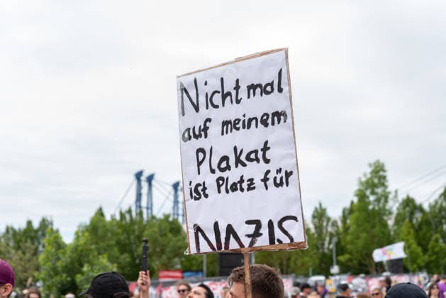 Erfurt Proteste gegen den AfD-Bundesparteitag in Erfurt, 04.07.2026 Auf dem Bild ein Schild mit der Aufschrift Nicht mal auf meinem Plakat ist Platz für Nazis Tausende haben am Samstag, 04.07.2026, in Erfurt gegen den Bundesparteitag der Alternative fuer Deutschland (AfD) demonstriert. Das Buendnis Widersetzen hatte zu Blockaden der Zufahrtswege aufgerufen. Proteste gegen den AfD-Bundesparteitag in Erfurt, 04.07.2026. *** Erfurt: Protests against the AfD National Party Convention in Erfurt, July 4, 2026. The photo shows a sign reading, There’s not even room for Nazis on my poster. Thousands protested on Saturday, July 4, 2026, in Erfurt against the national party convention of the Alternative for Germany (AfD). The Widersetzen co Copyright: xEibner-Pressefoto FabianxSteffenx EP_FSS