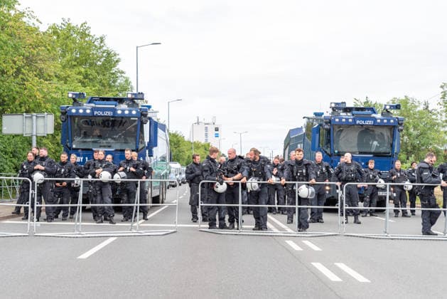 Erfurt Proteste gegen den AfD-Bundesparteitag in Erfurt, 04.07.2026 Wasserwerfer und Polizisten am Rande der zentralen Kundgebung gegen die AfD neben der Messe in Erfurt. Tausende haben am Samstag, 04.07.2026, in Erfurt gegen den Bundesparteitag der Alternative fuer Deutschland (AfD) demonstriert. Das Buendnis Widersetzen hatte zu Blockaden der Zufahrtswege aufgerufen. Proteste gegen den AfD-Bundesparteitag in Erfurt, 04.07.2026. *** Erfurt: Protests against the AfD National Party Convention in Erfurt, July 4, 2026. Water cannons and police officers on the outskirts of the central rally against the AfD next to the Erfurt Exhibition Center. Thousands gathered on Saturday, July 4, 2026, in Erfurt against the federal party convention of th Copyright: xEibner-Pressefoto FabianxSteffenx EP_FSS