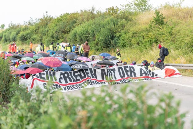 News Bilder des Tages Erfurt Proteste gegen den AfD-Bundesparteitag in Erfurt, 04.07.2026 Im Mehrere hundert Menschen eines Finger von Widersetzen blockiert die Autobahn A71 bei Erfurt. Auf einem Transparent steht Kein Frieden mit der AfD . Tausende haben am Samstag, 04.07.2026, in Erfurt gegen den Bundesparteitag der Alternative fuer Deutschland (AfD) demonstriert. Das Buendnis Widersetzen hatte zu Blockaden der Zufahrtswege aufgerufen. Proteste gegen den AfD-Bundesparteitag in Erfurt, 04.07.2026. *** Erfurt: Protests against the AfD National Party Convention in Erfurt, July 4, 2026. Several hundred people from the Widersetzen coalition blocked the A71 highway near Erfurt. A banner read, No Peace with the AfD. Thousands protested on Saturday, July 4 Copyright: xEibner-Pressefoto FabianxSteffenx EP_FSS