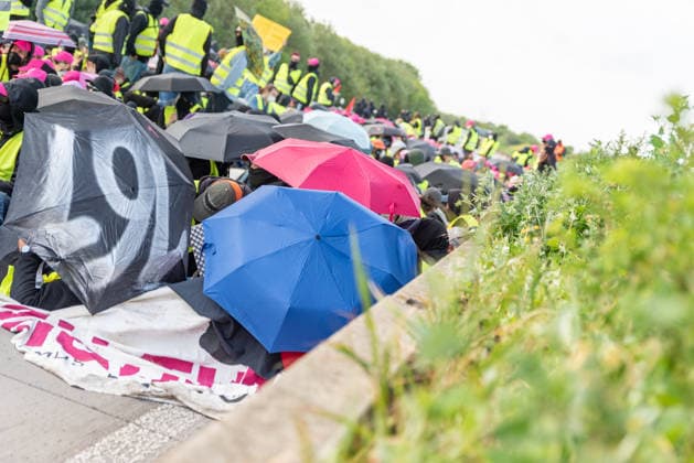 Erfurt Proteste gegen den AfD-Bundesparteitag in Erfurt, 04.07.2026 Im Mehrere hundert Menschen eines Finger von Widersetzen blockiert die Autobahn A71 bei Erfurt. Auf einem Regenschirm steht falsch herum 161 . Tausende haben am Samstag, 04.07.2026, in Erfurt gegen den Bundesparteitag der Alternative fuer Deutschland (AfD) demonstriert. Das Buendnis Widersetzen hatte zu Blockaden der Zufahrtswege aufgerufen. Proteste gegen den AfD-Bundesparteitag in Erfurt, 04.07.2026. *** Erfurt Protests against the AfD National Party Convention in Erfurt, July 4, 2026 Several hundred people from the Widersetzen coalition blocked the A71 highway near Erfurt. An umbrella is held upside down. 161,000 people demonstrated on Saturday, July 4, 2026, in Copyright: xEibner-Pressefoto FabianxSteffenx EP_FSS