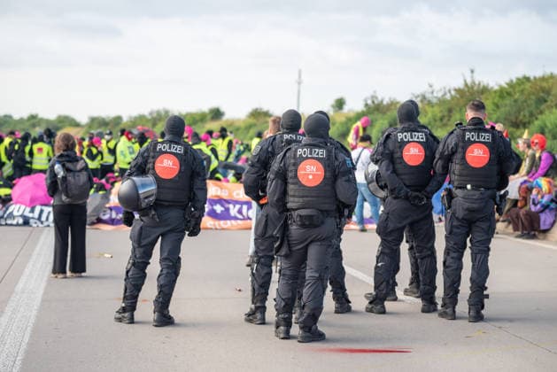 Erfurt Proteste gegen den AfD-Bundesparteitag in Erfurt, 04.07.2026 Im Polizisten stehen vor einer Blockade von Widersetzen auf der Autobahn A71 bei Erfurt. Tausende haben am Samstag, 04.07.2026, in Erfurt gegen den Bundesparteitag der Alternative fuer Deutschland (AfD) demonstriert. Das Buendnis Widersetzen hatte zu Blockaden der Zufahrtswege aufgerufen. Proteste gegen den AfD-Bundesparteitag in Erfurt, 04.07.2026. *** Erfurt: Protests against the AfD National Party Convention in Erfurt, July 4, 2026. Police officers stand in front of a blockade set up by the Widersetzen alliance on the A71 highway near Erfurt. Thousands protested on Saturday, July 4, 2026, in Erfurt against the federal party convention of the Alternative for Germ Copyright: xEibner-Pressefoto FabianxSteffenx EP_FSS