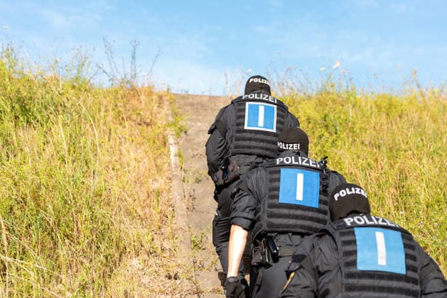 Erfurt Proteste gegen den AfD-Bundesparteitag in Erfurt, 04.07.2026 Im Polizisten laufen eine Treppe an der Autobahn A71 in der Sonne hoch. Tausende haben am Samstag, 04.07.2026, in Erfurt gegen den Bundesparteitag der Alternative fuer Deutschland (AfD) demonstriert. Das Buendnis Widersetzen hatte zu Blockaden der Zufahrtswege aufgerufen. Proteste gegen den AfD-Bundesparteitag in Erfurt, 04.07.2026. *** Erfurt: Protests against the AfD National Party Convention in Erfurt, July 4, 2026. Police officers are walking up a flight of stairs in the sun along the A71 highway. Thousands gathered on Saturday, July 4, 2026, in Erfurt against the national party convention of the Alternative for Germany (AfD). The Widersetzen alliance had called Copyright: xEibner-Pressefoto FabianxSteffenx EP_FSS