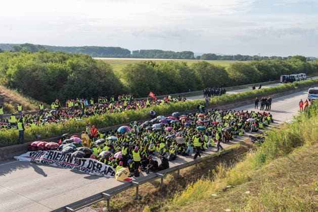 Erfurt Proteste gegen den AfD-Bundesparteitag in Erfurt, 04.07.2026 Im Mehrere hundert Menschen eines Finger von Widersetzen blockiert die Autobahn A71 bei Erfurt. Tausende haben am Samstag, 04.07.2026, in Erfurt gegen den Bundesparteitag der Alternative fuer Deutschland (AfD) demonstriert. Das Buendnis Widersetzen hatte zu Blockaden der Zufahrtswege aufgerufen. Proteste gegen den AfD-Bundesparteitag in Erfurt, 04.07.2026. *** Erfurt: Protests against the AfD National Party Convention in Erfurt, July 4, 2026. Several hundred people from the Widersetzen coalition blocked the A71 highway near Erfurt. Thousands protested on Saturday, July 4, 2026, in Erfurt against the federal party convention of the Alternative for Germany (AfD). Th Copyright: xEibner-Pressefoto FabianxSteffenx EP_FSS