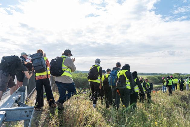 Erfurt Proteste gegen den AfD-Bundesparteitag in Erfurt, 04.07.2026 Im Mehrere hundert Menschen eines Finger von Widersetzen blockiert die Autobahn A71 bei Erfurt. Vom Hang laufen weitere Aktivisten auf die Fahrbahn. Tausende haben am Samstag, 04.07.2026, in Erfurt gegen den Bundesparteitag der Alternative fuer Deutschland (AfD) demonstriert. Das Buendnis Widersetzen hatte zu Blockaden der Zufahrtswege aufgerufen. Proteste gegen den AfD-Bundesparteitag in Erfurt, 04.07.2026. *** Erfurt: Protests against the AfD National Party Convention in Erfurt, July 4, 2026. Several hundred people from the Widersetzen coalition blocked the A71 highway near Erfurt. More activists ran onto the roadway from the hillside. Thousands protested on Satu Copyright: xEibner-Pressefoto FabianxSteffenx EP_FSS