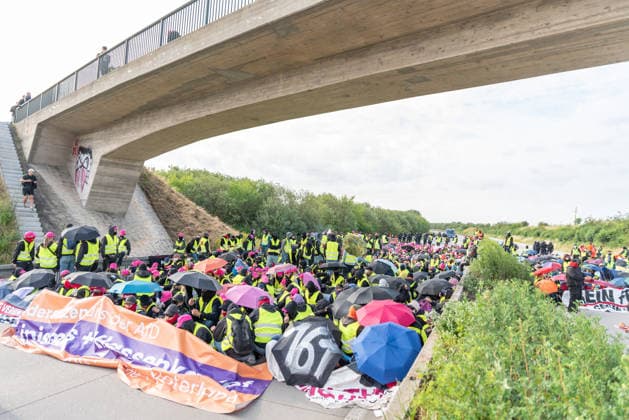 Erfurt Proteste gegen den AfD-Bundesparteitag in Erfurt, 04.07.2026 Im Mehrere hundert Menschen eines Finger von Widersetzen blockiert die Autobahn A71 bei Erfurt. Tausende haben am Samstag, 04.07.2026, in Erfurt gegen den Bundesparteitag der Alternative fuer Deutschland (AfD) demonstriert. Das Buendnis Widersetzen hatte zu Blockaden der Zufahrtswege aufgerufen. Proteste gegen den AfD-Bundesparteitag in Erfurt, 04.07.2026. *** Erfurt: Protests against the AfD National Party Convention in Erfurt, July 4, 2026. Several hundred people from the Widersetzen coalition blocked the A71 highway near Erfurt. Thousands protested on Saturday, July 4, 2026, in Erfurt against the federal party convention of the Alternative for Germany (AfD). Th Copyright: xEibner-Pressefoto FabianxSteffenx EP_FSS