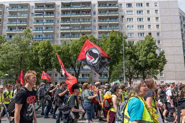Erfurt Proteste gegen den AfD-Bundesparteitag in Erfurt, 04.07.2026 Im Eine Demo laeuft an Hochhäusern in der Erfurter Innenstadt vorbei. Dabei ist eine Fahne der Antifaschistischen Aktion zu sehen. Tausende haben am Samstag, 04.07.2026, in Erfurt gegen den Bundesparteitag der Alternative fuer Deutschland (AfD) demonstriert. Das Buendnis Widersetzen hatte zu Blockaden der Zufahrtswege aufgerufen. Proteste gegen den AfD-Bundesparteitag in Erfurt, 04.07.2026. *** Erfurt: Protests against the AfD National Party Convention in Erfurt, July 4, 2026. A demonstration passes by high-rise buildings in downtown Erfurt. An Antifascist Action flag can be seen. Thousands gathered on Saturday, July 4, 2026, in Erfurt against the federal party conven Copyright: xEibner-Pressefoto FabianxSteffenx EP_FSS