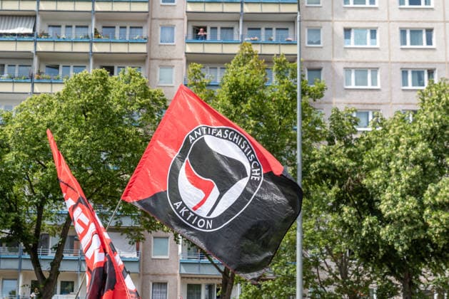 Erfurt Proteste gegen den AfD-Bundesparteitag in Erfurt, 04.07.2026 Im Eine Demo laeuft an Hochhäusern in der Erfurter Innenstadt vorbei. Dabei ist eine Fahne der Antifaschistischen Aktion zu sehen. Tausende haben am Samstag, 04.07.2026, in Erfurt gegen den Bundesparteitag der Alternative fuer Deutschland (AfD) demonstriert. Das Buendnis Widersetzen hatte zu Blockaden der Zufahrtswege aufgerufen. Proteste gegen den AfD-Bundesparteitag in Erfurt, 04.07.2026. *** Erfurt: Protests against the AfD National Party Convention in Erfurt, July 4, 2026. A demonstration passes by high-rise buildings in downtown Erfurt. An Antifascist Action flag can be seen. Thousands gathered on Saturday, July 4, 2026, in Erfurt against the federal party conven Copyright: xEibner-Pressefoto FabianxSteffenx EP_FSS
