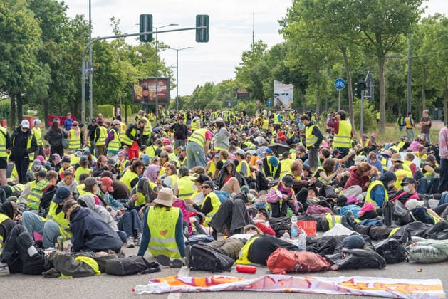 Erfurt Proteste gegen den AfD-Bundesparteitag in Erfurt, 04.07.2026 Im Eine Strassenblockade von Widersetzen in Erfurt. Tausende haben am Samstag, 04.07.2026, in Erfurt gegen den Bundesparteitag der Alternative fuer Deutschland (AfD) demonstriert. Das Buendnis Widersetzen hatte zu Blockaden der Zufahrtswege aufgerufen. Proteste gegen den AfD-Bundesparteitag in Erfurt, 04.07.2026. *** Erfurt: Protests against the AfD National Party Convention in Erfurt, July 4, 2026. A roadblock set up by the Widersetzen alliance in Erfurt. Thousands protested on Saturday, July 4, 2026, in Erfurt against the federal party convention of the Alternative for Germany (AfD). The Widersetzen coalition had called for blockades of the access roads. Protests Copyright: xEibner-Pressefoto FabianxSteffenx EP_FSS