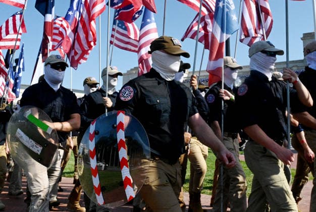 News Bilder des Tages Members of the Patriot Front attend America s 250th anniversary in Washington, DC Members of the Patriot Front, an American white supremacist group, assemble outside Union Station to celebrate America s 250th anniversary on July 4, 2026 in Washington, DC.. Photo by Olivier Douliery ABACAPRESS.COM Washington DC United States  Copyright: xDoulieryxOlivier ABACAx