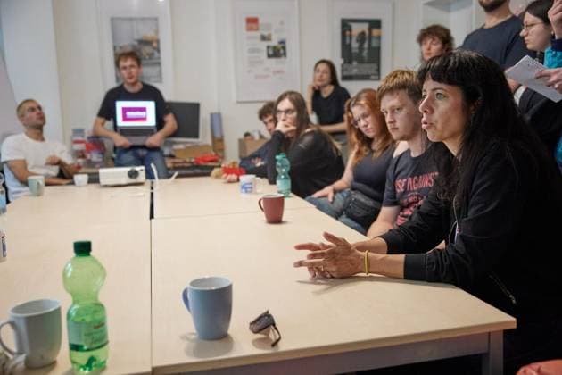 Mit Elif Eralp beim Wahlkampf in Kreuzberg ** NUR FÜR REDAKTIONELLE ZWECKE ** EDITORIAL USE ONLY **<p>Elif Eralp (r, Linke), Spitzenkandidatin für die Abgeordnetenhauswahl, mit Wahlkampfhelfern in ihrem Büro in der Zeughofstraße in Berlin-Kreuzberg. Deutschland Berlin Berlin Copyright: JörgxCarstensen *** With Elif Eralp on the campaign trail in Kreuzberg ** FOR EDITORIAL USE ONLY ** EDITORIAL USE ONLY ** p Elif Eralp (left), leading candidate for the Berlin House of Representatives election, with campaign volunteers in her office on Zeughofstraße in Berlin Kreuzberg, Germany. Berlin, Berlin. Copyright JörgxCarstensen Copyright: JörgxCarstensen doc86kldgcouhi107ttc1v6z ,EDITORIAL USE ONLY