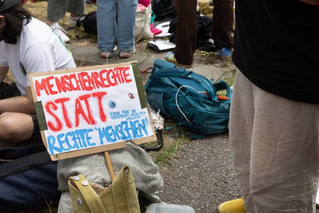 Wegen des AfD-Bundesparteitags am Wochenende in Erfurt fanden am Samstag (04.07.2026) zahlreiche Blockaden und Kundgebungen statt. Das Aktionsbuendnis Widersetzen hatte die Blockade saemtlicher Zufahrtswege zum Veranstaltungsort im Messezentrum angekuendigt. Ab 5.30 Uhr am Samstag sollten die Anfahrtsstrassen zur Messe besetzt werden. Das Aktionsbuendnis rechnet mit rund 10.000 beteiligten Demonstrierenden. Nach Angaben der Stadtverwaltung vom Freitagabend sind mehr als 30 Versammlungen von Gegnern der AfD im gesamten Stadtgebiet angemeldet worden. Getragen werden die Proteste von einem Buendnis aus Parteien, Gewerkschaften, Kirchen und zivilgesellschaftlichen Organisationen. Viele Delegierte erreichten die Messe bereits vor den angekuend Copyright: epd-bild Paul-PhilippxBraun 04062026-ppb--100