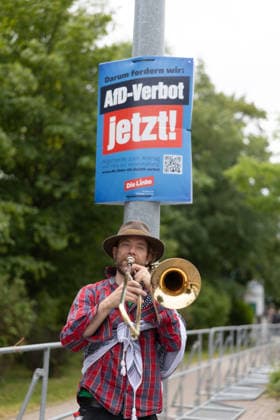 Wegen des AfD-Bundesparteitags am Wochenende in Erfurt fanden am Samstag (04.07.2026) zahlreiche Blockaden und Kundgebungen statt. Das Aktionsbuendnis Widersetzen hatte die Blockade saemtlicher Zufahrtswege zum Veranstaltungsort im Messezentrum angekuendigt. Ab 5.30 Uhr am Samstag sollten die Anfahrtsstrassen zur Messe besetzt werden. Das Aktionsbuendnis rechnet mit rund 10.000 beteiligten Demonstrierenden. Nach Angaben der Stadtverwaltung vom Freitagabend sind mehr als 30 Versammlungen von Gegnern der AfD im gesamten Stadtgebiet angemeldet worden. Getragen werden die Proteste von einem Buendnis aus Parteien, Gewerkschaften, Kirchen und zivilgesellschaftlichen Organisationen. Viele Delegierte erreichten die Messe bereits vor den angekuend Copyright: epd-bild Paul-PhilippxBraun 04062026-ppb--102-2