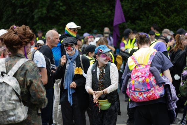 Wegen des AfD-Bundesparteitags am Wochenende in Erfurt fanden am Samstag (04.07.2026) zahlreiche Blockaden und Kundgebungen statt. Das Aktionsbuendnis Widersetzen hatte die Blockade saemtlicher Zufahrtswege zum Veranstaltungsort im Messezentrum angekuendigt. Ab 5.30 Uhr am Samstag sollten die Anfahrtsstrassen zur Messe besetzt werden. Das Aktionsbuendnis rechnet mit rund 10.000 beteiligten Demonstrierenden. Nach Angaben der Stadtverwaltung vom Freitagabend sind mehr als 30 Versammlungen von Gegnern der AfD im gesamten Stadtgebiet angemeldet worden. Getragen werden die Proteste von einem Buendnis aus Parteien, Gewerkschaften, Kirchen und zivilgesellschaftlichen Organisationen. Viele Delegierte erreichten die Messe bereits vor den angekuend Copyright: epd-bild Paul-PhilippxBraun 04062026-ppb--106