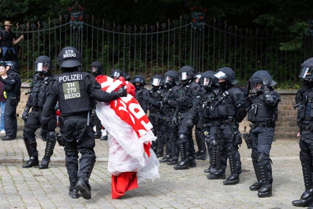 Wegen des AfD-Bundesparteitags am Wochenende in Erfurt fanden am Samstag (04.07.2026) zahlreiche Blockaden und Kundgebungen statt. Das Aktionsbuendnis Widersetzen hatte die Blockade saemtlicher Zufahrtswege zum Veranstaltungsort im Messezentrum angekuendigt. Ab 5.30 Uhr am Samstag sollten die Anfahrtsstrassen zur Messe besetzt werden. Das Aktionsbuendnis rechnet mit rund 10.000 beteiligten Demonstrierenden. Nach Angaben der Stadtverwaltung vom Freitagabend sind mehr als 30 Versammlungen von Gegnern der AfD im gesamten Stadtgebiet angemeldet worden. Getragen werden die Proteste von einem Buendnis aus Parteien, Gewerkschaften, Kirchen und zivilgesellschaftlichen Organisationen. Viele Delegierte erreichten die Messe bereits vor den angekuend Copyright: epd-bild Paul-PhilippxBraun 04062026-ppb--111