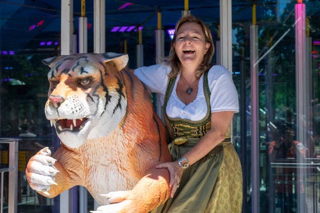 Muenchen, 68. Magdalenenfest im Koeniglichen Hirschgarten,. Wiesnstadtraetin Anja Berger mit Tiger an einem Laufgrschaeft *** Munich, 68th Magdalenenfest at the Royal Hirschgarten; Wiesn City Council Member Anja Berger with Tiger at a food stand