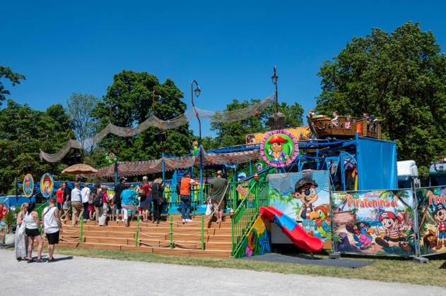 Muenchen, 68. Magdalenenfest im Koeniglichen Hirschgarten,. zum ersten mal dabei Kinzlers Pirateninsel, Achterbahn *** Munich, 68th Magdalenenfest at the Royal Hirschgarten; Kinzler s Pirate Island and roller coaster made their debut