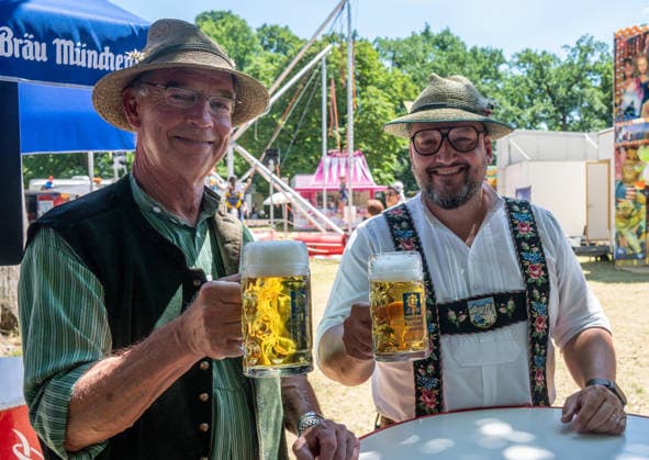 Muenchen, 68. Magdalenenfest im Koeniglichen Hirschgarten,. Alexander Reisl und Wirt von der Gaststaette Hirschgarten, Thomas Fesenmair *** Munich, 68th Magdalene Festival at the Royal Hirschgarten, Alexander Reisl and Thomas Fesenmair, owner of the Hirschgarten restaurant