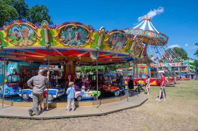 Muenchen, 68. Magdalenenfest im Koeniglichen Hirschgarten,.Kinderkarussell und Kettenflieger *** Munich, 68th Magdalenenfest at the Royal Hirschgarten, children s carousel, and chain-driven swing ride