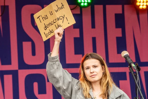 News Themen der Woche KW27 News Bilder des Tages Luisa Neubauer, Klimaaktivistin, bei der Hauptkundgebung gegen den AfD-Bundesparteitag an diesem Wochenende, Erfurt, 4. Juli 2026 Deutschland, Erfurt, 4. Juli 2026, Luisa Neubauer, Klimaaktivistin, mit Plakat: This is what democracy looks like!, auf der Bühne, vor ihrer Rede bei Hauptkundgebung gegen den AfD-Bundesparteitag auf dem Erfurter Messegelände, Kundgebung organisiert vom DGB und dem Bündnis Zusammenstehen, Zehntausende protestieren an der Messe Erfurt, wo der AfD Parteitag stattfindet, Protestbewegung, Politik, Thüringen *** Luisa Neubauer, climate activist, at the main rally against the AfD national party convention this weekend, Erfurt, July 4, 2026, Germany, Erfurt, July 4, 2026, Luisa Neubauer, climate activist, holding a