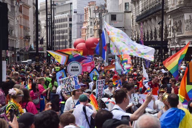 July 4, 2026, London, United Kingdom: Thousands of participants pass through Piccadilly with banners, flags and signs during the Pride In London parade. London United Kingdom  - ZUMAs197 20260704_aaa_s197_073 Copyright: xVukxValcicx