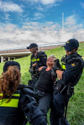 July 4, 2026, Utrecht, Utrecht, Netherlands: 4 July 2026, Utrecht, the Netherlands. Dutch police arrest a struggling climate activist attempting to block a major Dutch highway. Climate activists from Extinction Rebellion and Utrecht for Palestine blocked the A12 highway near Utrecht, Netherlands, demanding an end to billions in annual fossil fuel subsidies. Utrecht Netherlands  - ZUMAp202 20260704_zip_p202_004 Copyright: xJamesxPetermeierx