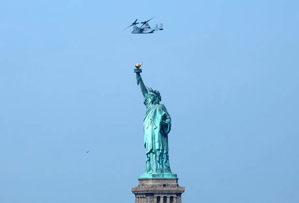 The U.S. tilt-wing Osprey performs a flyover as part of Sail4th 250, a celebration for America s 250th anniversary, in New York City on Saturday, July 4, 2026. The event includes over 100 tall ships and navy vessels from more than 30 nations.  NYP20260704219 JOHNxANGELILLO