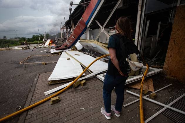 Russian airstrike on a supermarket in Kramatorsk KRAMATORSK, UKRAINE JULY 4, 2026: A supermarket is heavily damaged following a Russian airstrike in Kramatorsk, Donetsk Oblast, Ukraine, on July 4, 2026. Local authorities and media reported that several people were injured in the attack as emergency services responded to the scene. Kramatorsk Donetsk Ukraine Copyright: x xFranciscoxRichartxBarbeirax xJNAxPressx
