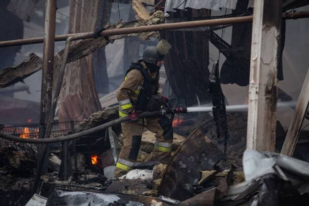 Russian airstrike on a supermarket in Kramatorsk KRAMATORSK, UKRAINE JULY 4, 2026: A supermarket is heavily damaged following a Russian airstrike in Kramatorsk, Donetsk Oblast, Ukraine, on July 4, 2026. Local authorities and media reported that several people were injured in the attack as emergency services responded to the scene. Kramatorsk Donetsk Ukraine Copyright: x xFranciscoxRichartxBarbeirax xJNAxPressx